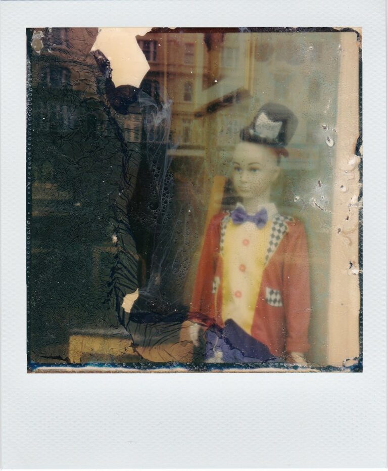 printede fotos Retro Polaroid photo of a puppet in vibrant attire behind a glass window.
